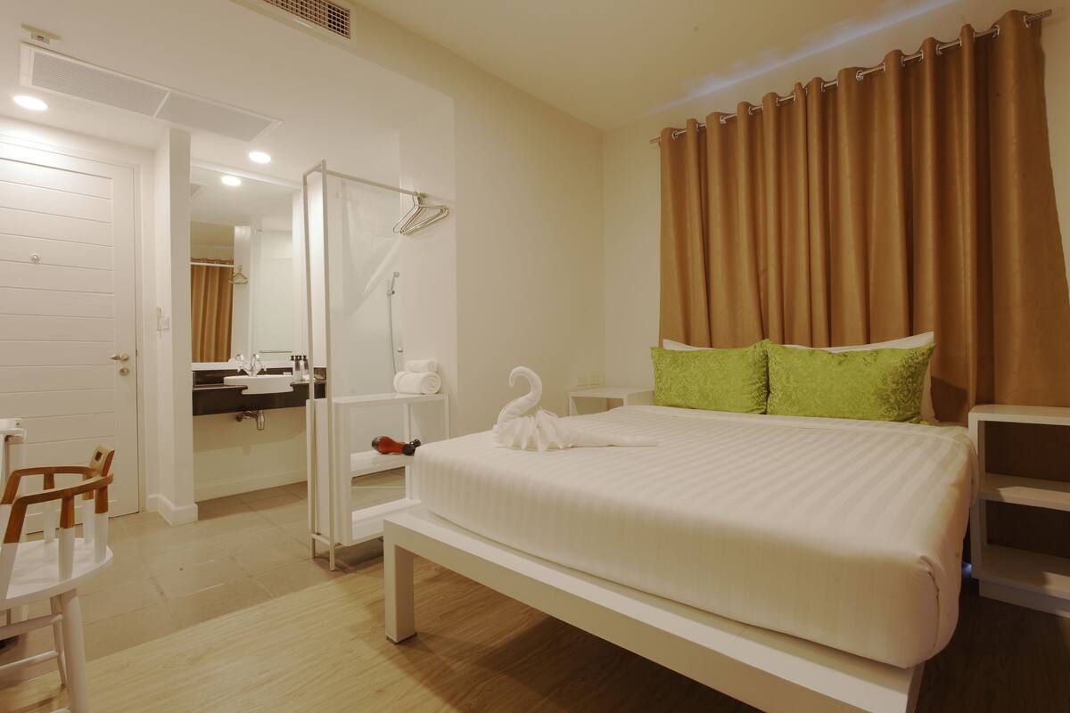 Cofres nos quartos, cortinas blackout, Wi-Fi de cortesia