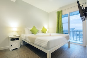 Brankas, tirai kedap cahaya, dan Wi-Fi gratis