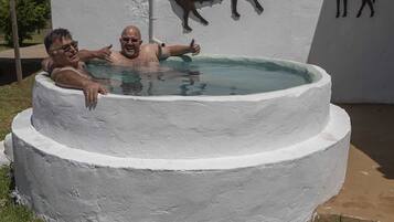 Una piscina al aire libre de temporada