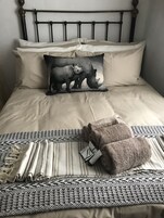 Apartamento família, 2 quartos, banheiro privativo, no piso térreo | 2 quartos, roupas de cama premium, edredons de pluma