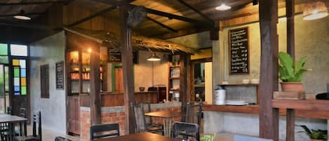 Aperto a colazione, pranzo e cena, cucina thai