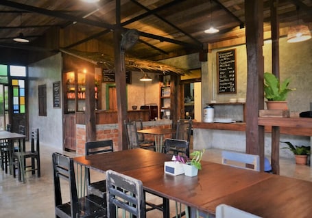 Breakfast, lunch, dinner served; Thai cuisine