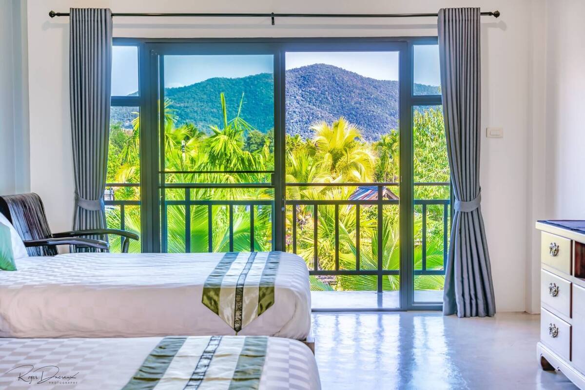 Deluxe Room with Mountain View | セーフティボックス (室内)、デスク、遮光カーテン、WiFi (無料)