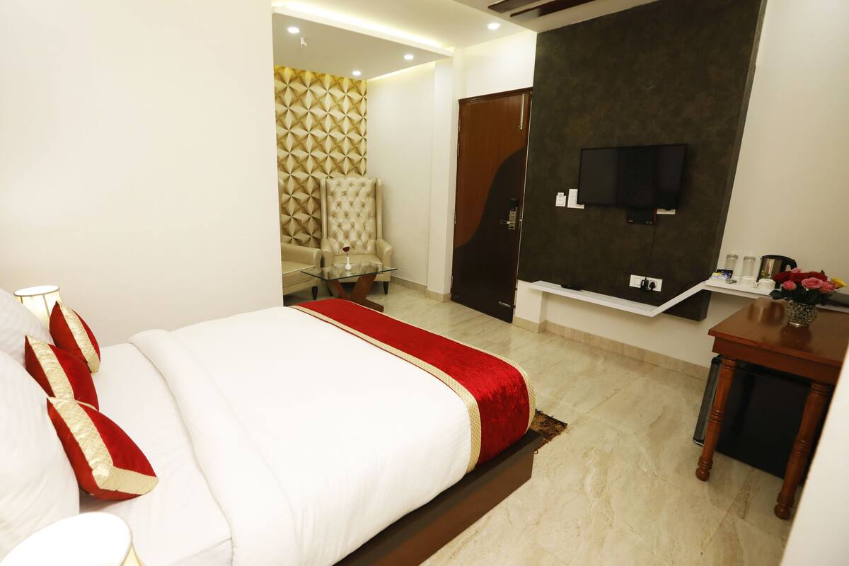 In-room safe, desk, rollaway beds (surcharge), WiFi (free)