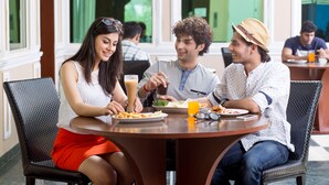 يتم تقديم الإفطار والغداء والعشاء 