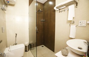 Executive kamer | Badkamer | Een douche, gratis toiletartikelen, handdoeken