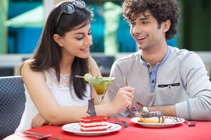 Serveert ontbijt, lunch, diner, internationale gerechten 