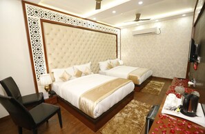 ファミリー ルーム | セーフティボックス (室内)、デスク、可動式ベッド、WiFi (無料)