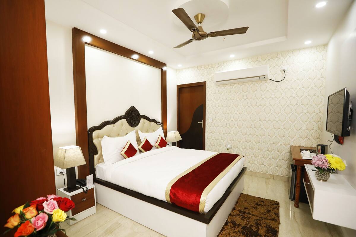 Deluxe Double Room, 1 Double Bed | In-room safe, desk, rollaway beds (surcharge), WiFi (free)
