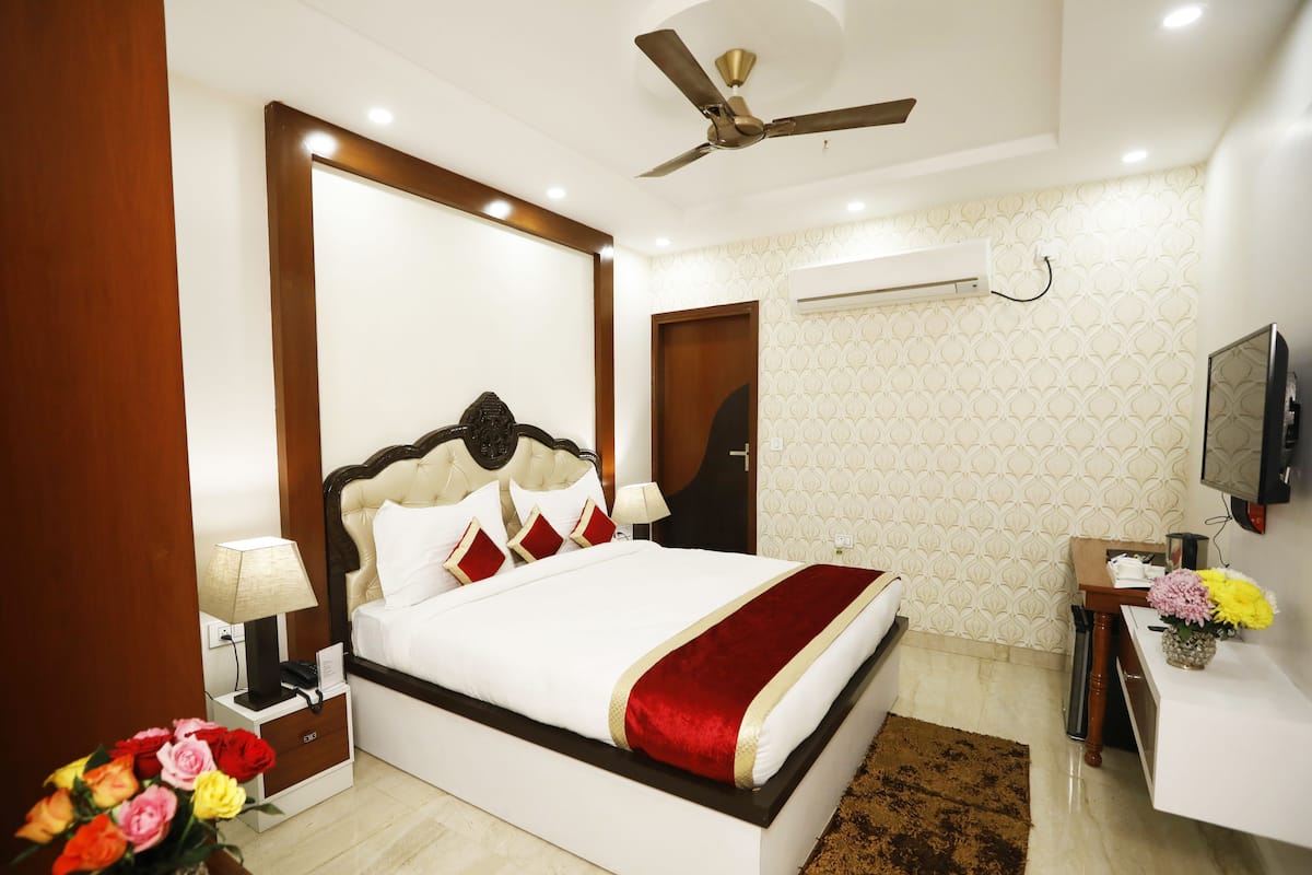 Deluxe Double Room, 1 Double Bed | In-room safe, desk, rollaway beds, free WiFi