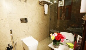 Deluxe Double Room, 1 Double Bed | Bathroom