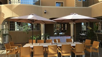 2 restaurantes; se sirven desayunos