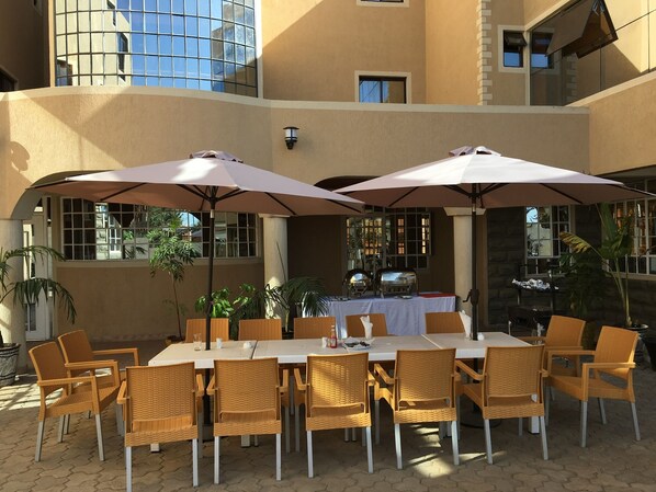 2 restaurants, serveren ontbijt