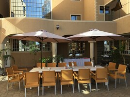 2 restaurants, breakfast served