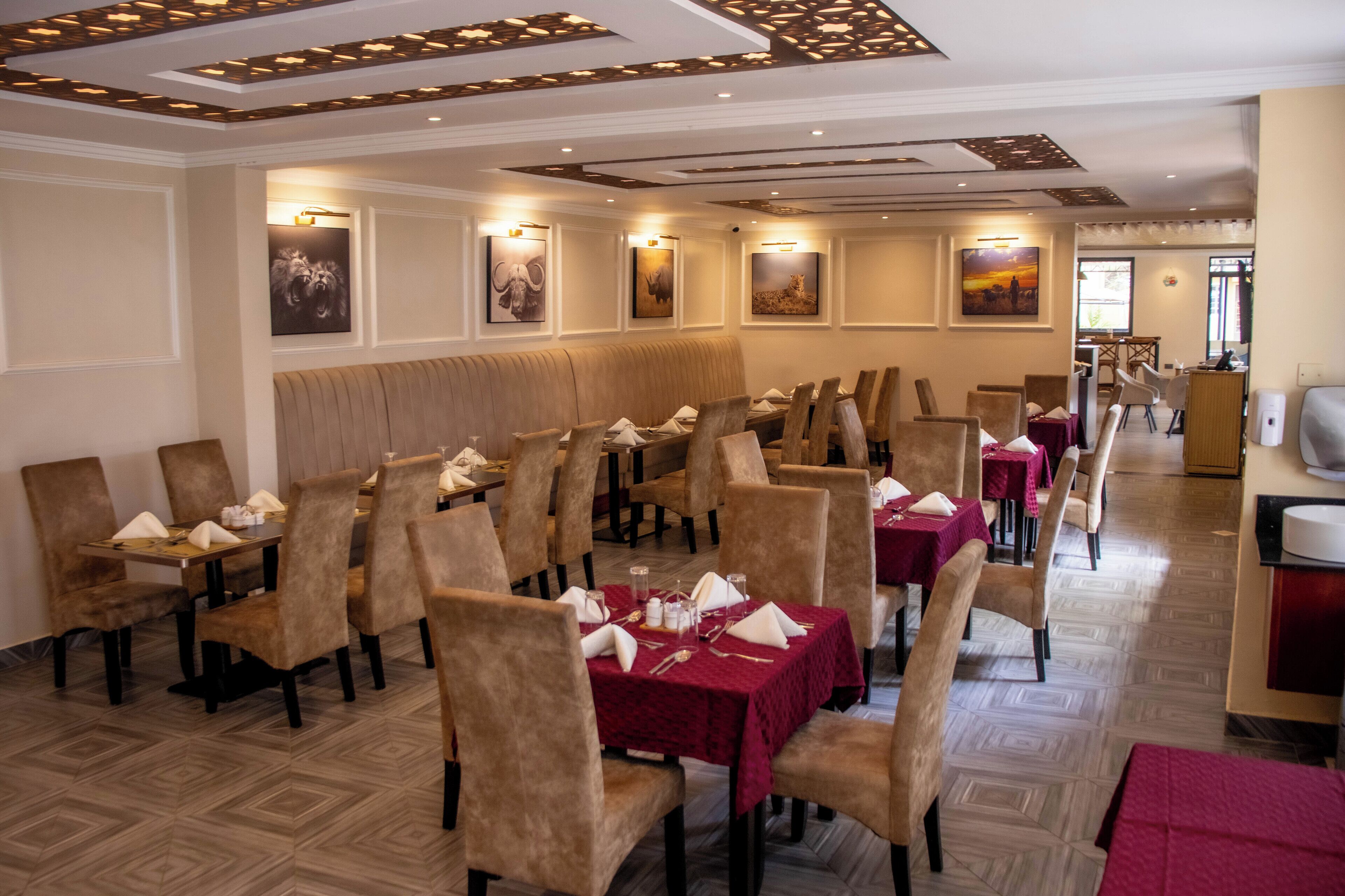 2 restaurants servant le petit déjeuner, le déjeuner et le dîner