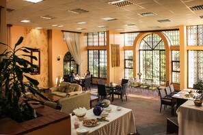 Aperto a colazione, pranzo e cena, cucina locale e internazionale 