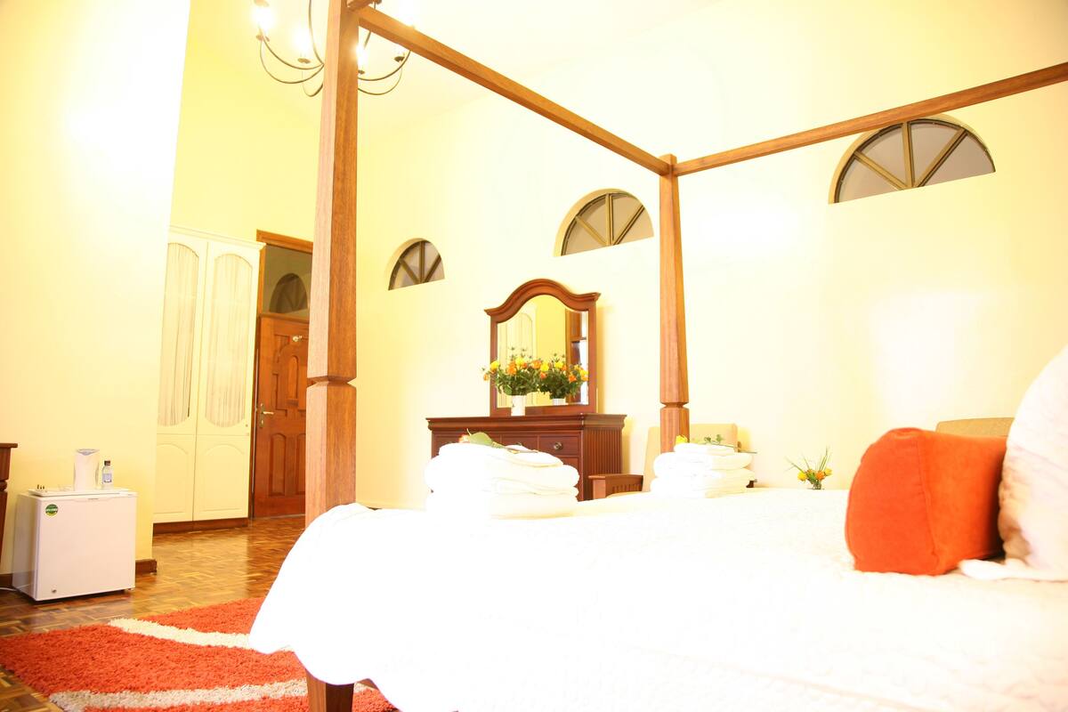 Junior Suite | In-room safe, desk, iron/ironing board, free WiFi
