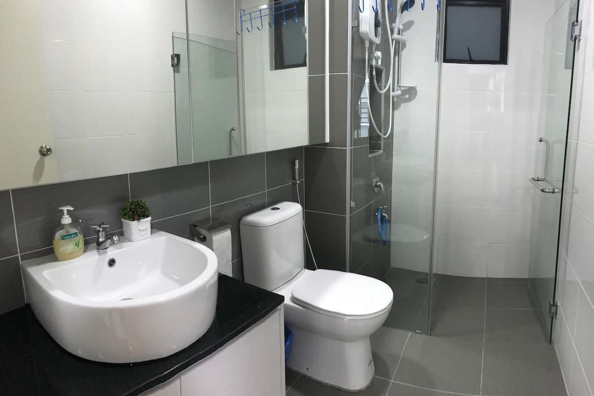 family condo, 3 bedrooms, non smoking, pool view | bathroom | shower, hydromassage showerhead, free toiletries, bidet