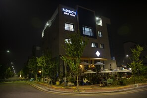 A building with a sign reading "RAINBOOTS GUEST HOUSE" at night. - Rainbootsguesthouse (Incheon)