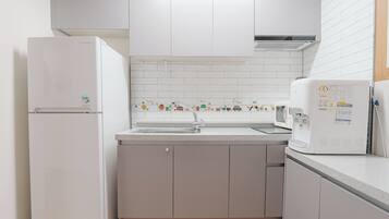 Lemari es besar, microwave, mesin espresso, dan ketel listrik