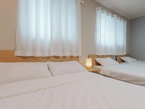 Family Room, Non Smoking, Private Bathroom (Breakfast not provided/Room Type Random Assignment) | 高級寝具、羽毛の掛け布団、防音設備、WiFi (無料)