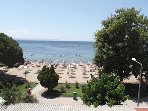 En la playa, sombrillas, toallas de playa