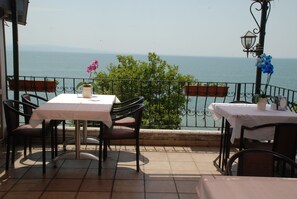 Se sirven desayunos, cenas y cocina turca