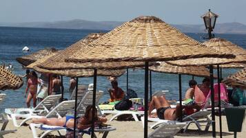 Am Strand, Sonnenschirme, Strandtücher