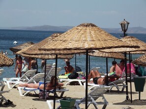 En la playa, sombrillas, toallas de playa