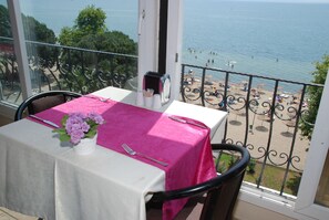 Se sirven desayunos, cenas y cocina turca 