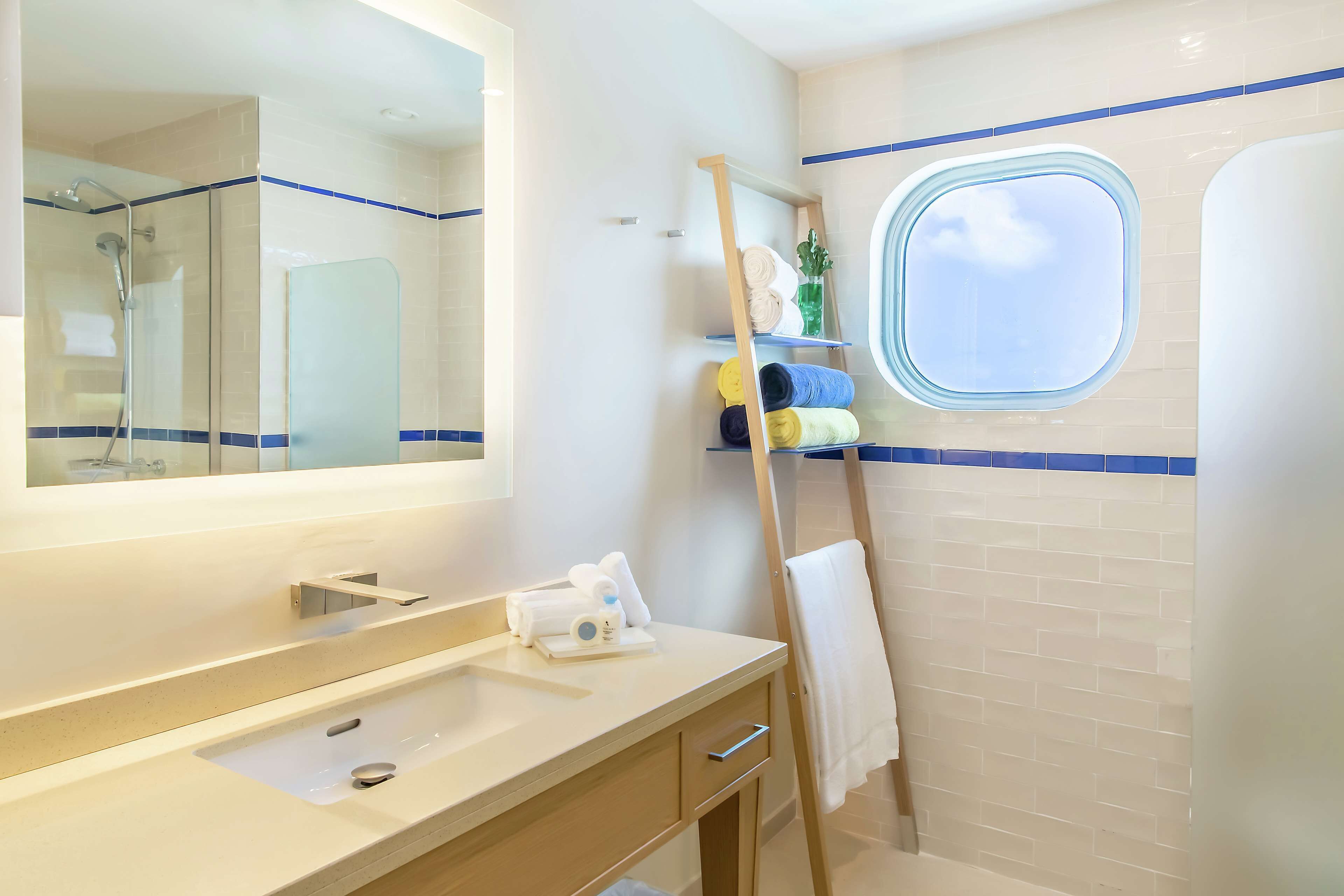 room, 1 king bed, harbour view, corner | bathroom | free toiletries, hair dryer, bathrobes, towels