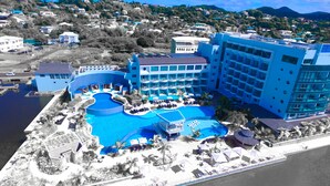 Un complexe hôtelier doté d’une grande piscine, de nombreuses chambres et d’un espace de plage.