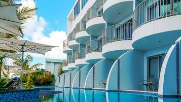 Hypo-allergenic bedding, in-room safe, desk, blackout curtains