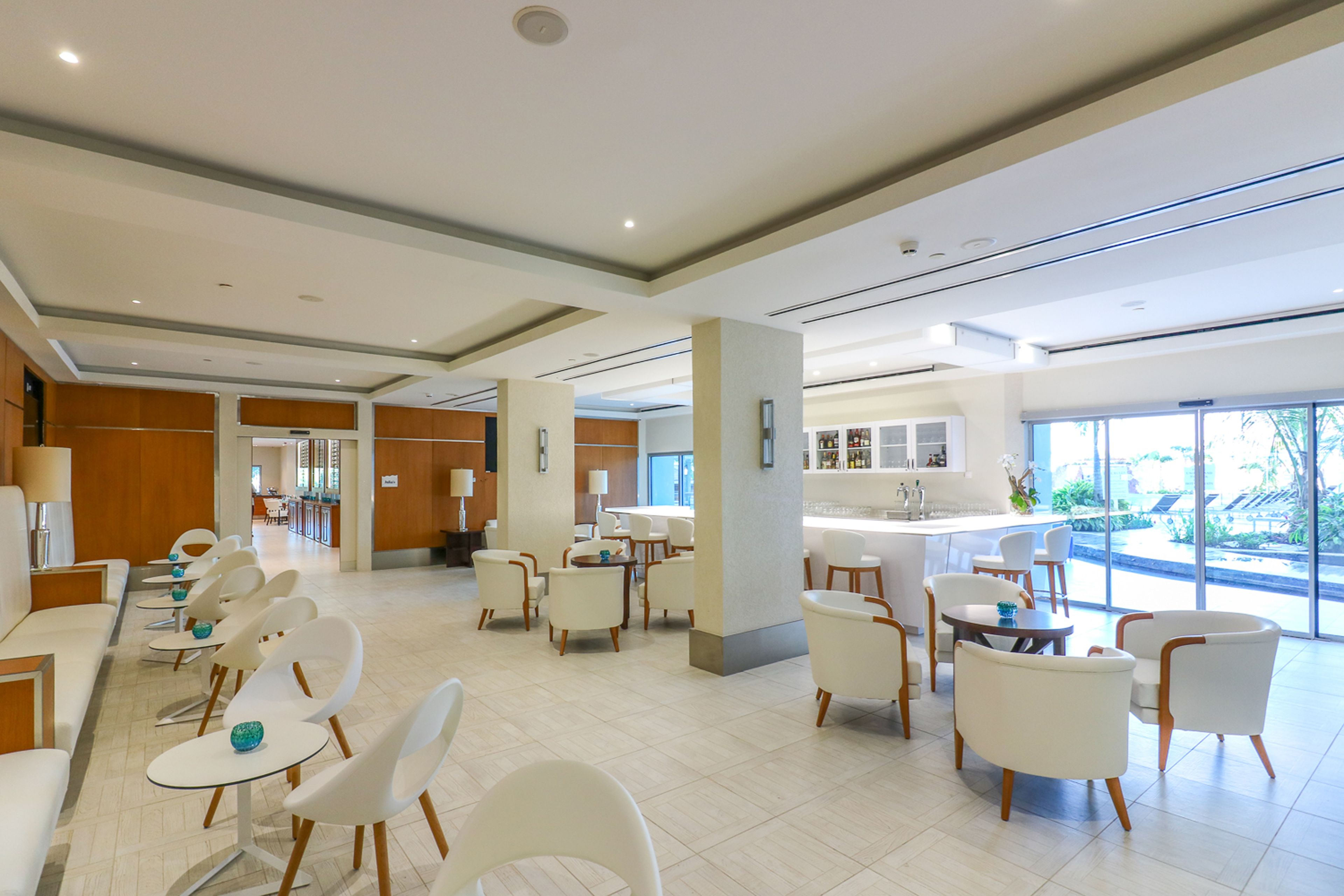 5 restaurants, breakfast, lunch, dinner served; international cuisine