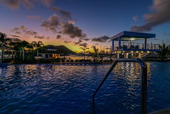 4 つの屋外プール、営業時間 9:00 ～ 19:00、カバナ (有料)、プール パラソル