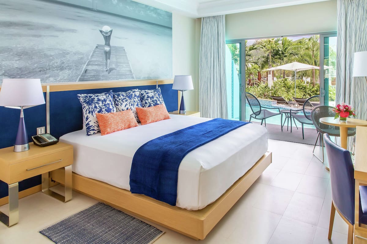 Room, 1 King Bed (Swim-up)