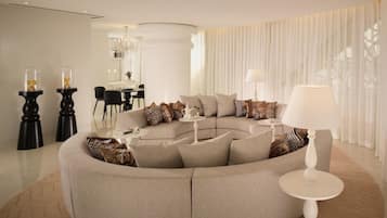 Apartamento superior, 1 habitación, accesible para personas con discapacidad, fumadores (Paris) | Zona de estar | Una televisión de pantalla plana
