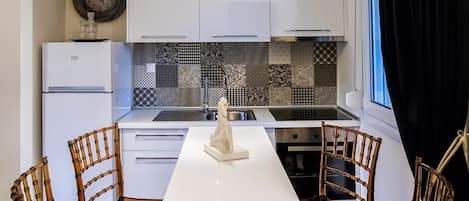 Apartamento superior, 1 quarto, acessível, para fumantes (Rome) | 1 quarto, roupas de cama premium, cofres nos quartos, escrivaninha
