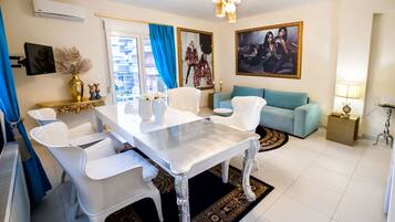 Apartamento superior, 1 habitación, accesible para personas con discapacidad, fumadores (Paris) | 1 dormitorio, ropa de cama de alta calidad, caja fuerte y escritorio