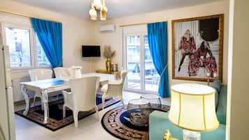 Apartamento superior, 1 habitación, accesible para personas con discapacidad, fumadores (Paris) | 1 dormitorio, ropa de cama de alta calidad, caja fuerte y escritorio