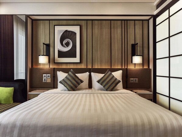 Minibar, in-room safe, desk, iron/ironing board - Novotel Karawang (Karawang)