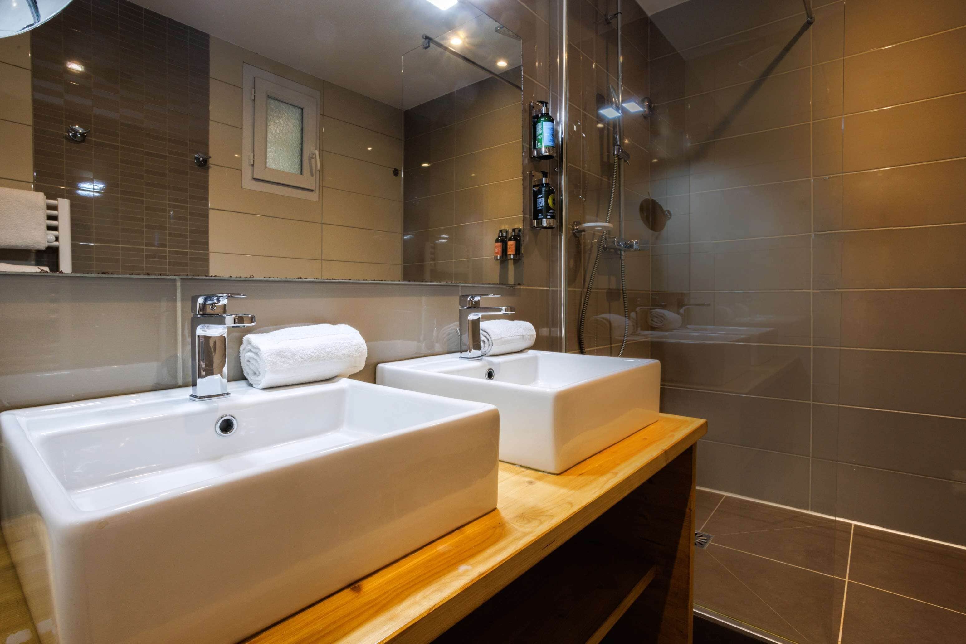 deluxe room, 1 king bed, non smoking (twin bed on request) | bathroom | free toiletries, hair dryer, towels