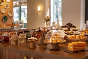 Desayuno buffet diario (EUR 15 por persona)