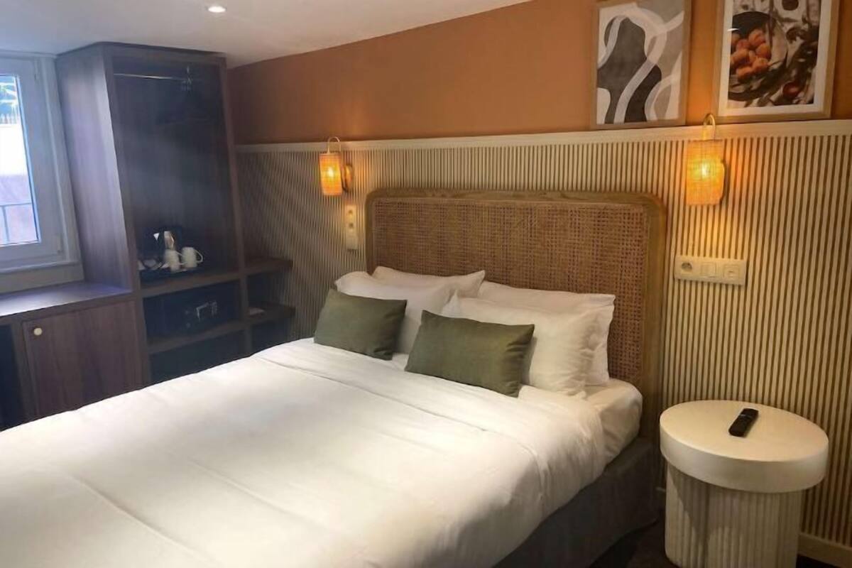 Premium bedding, free minibar, in-room safe, desk