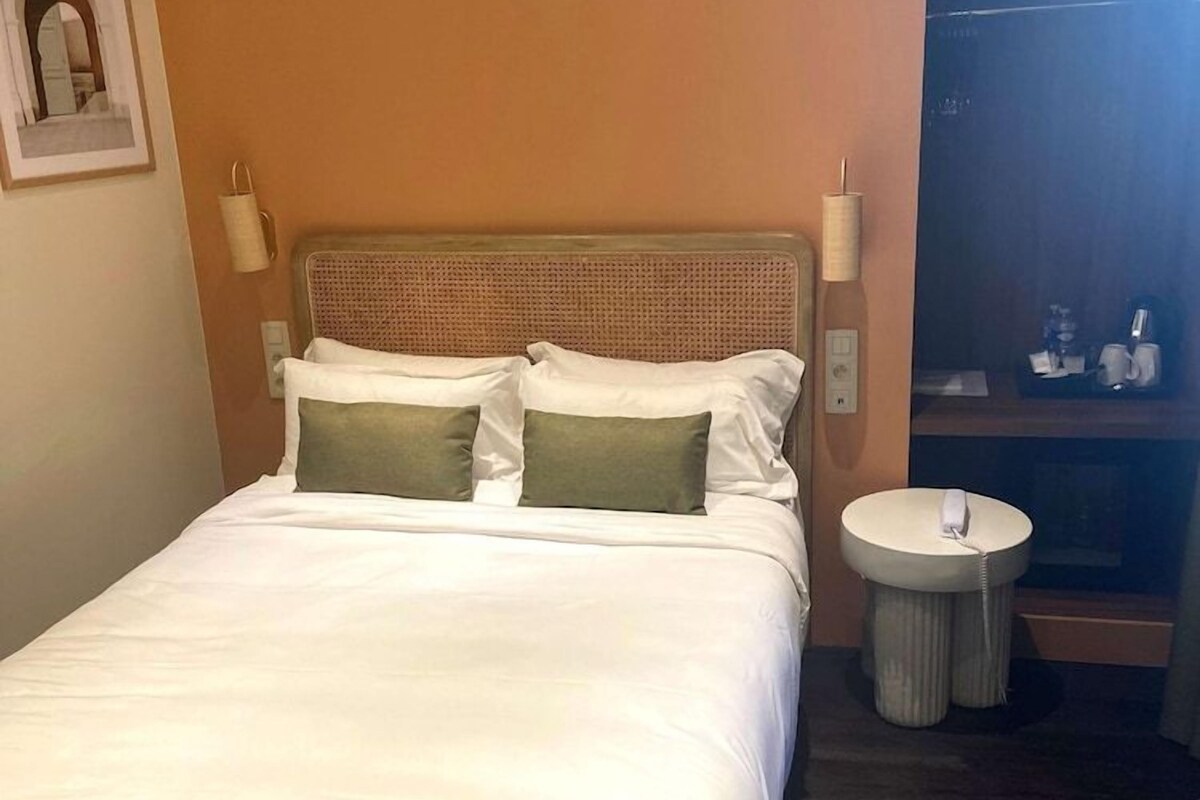 Premium bedding, minibar (free items), in-room safe, desk