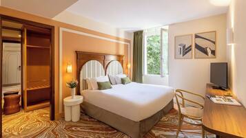 Habitación superior, 1 cama de matrimonio grande, no fumadores | Ropa de cama de alta calidad y minibar con artículos gratuitos