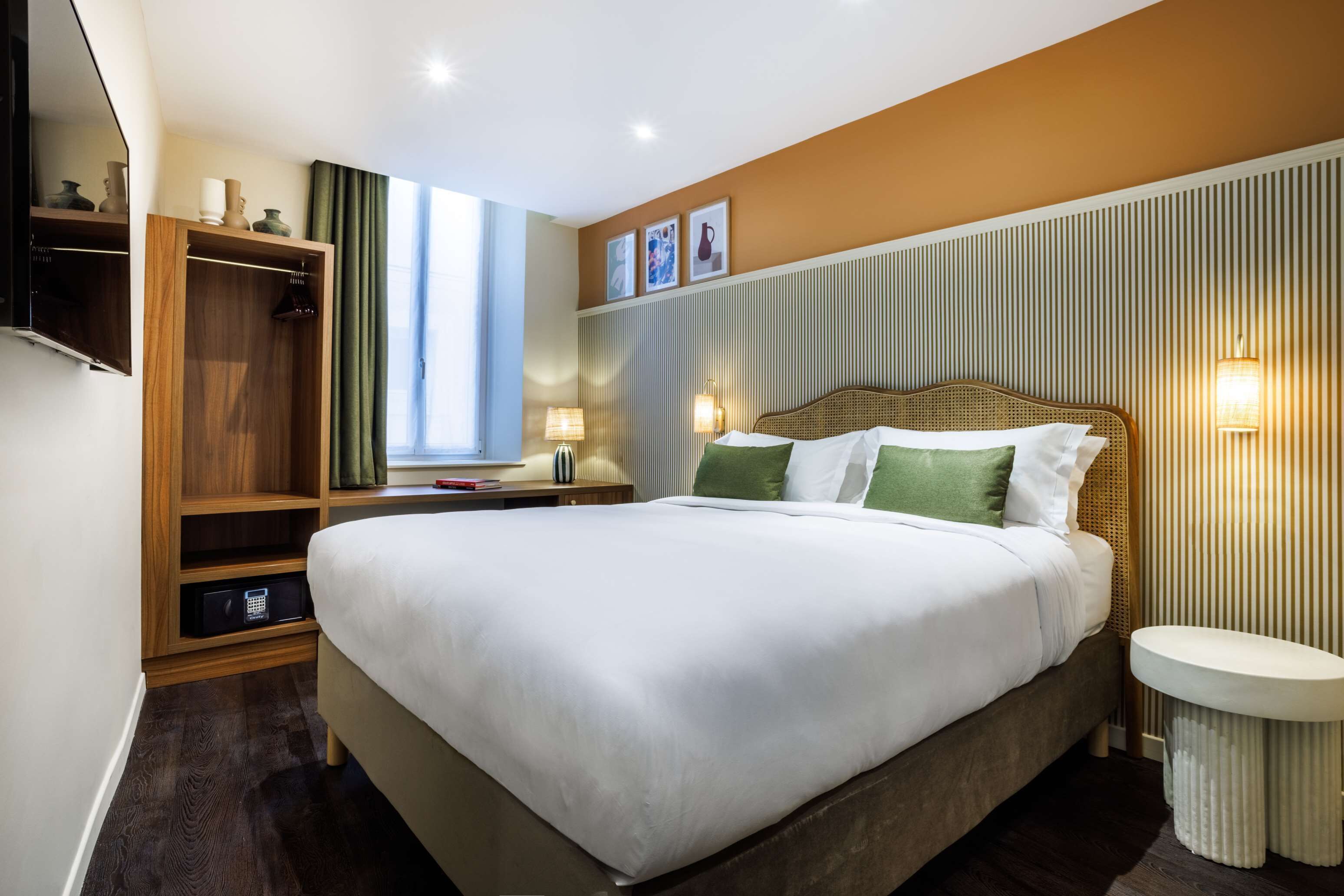 classic room, 1 queen bed, non smoking (twin bed on request) | premium bedding, free minibar, in-room safe, desk