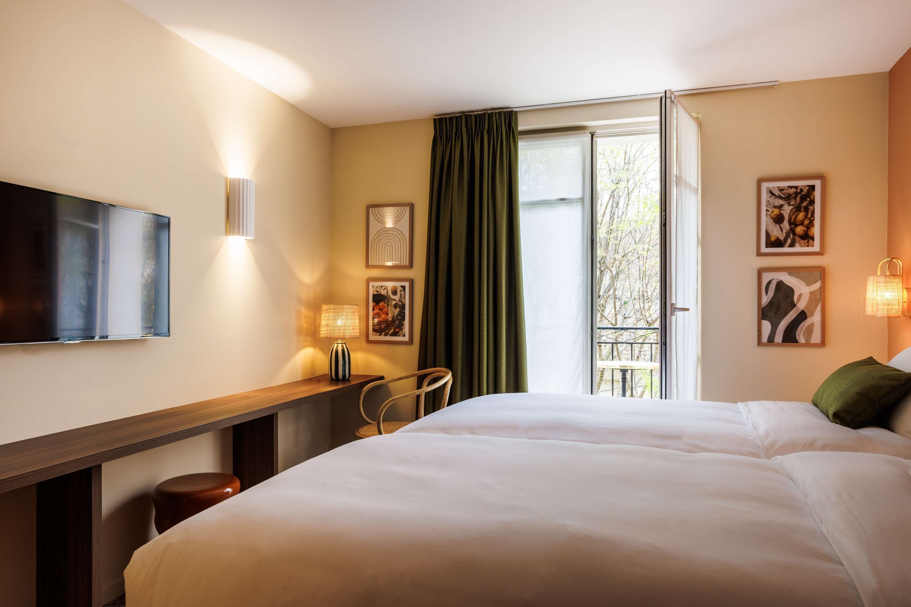 deluxe room, 1 king bed, non smoking (twin bed on request) | premium bedding, free minibar, in-room safe, desk