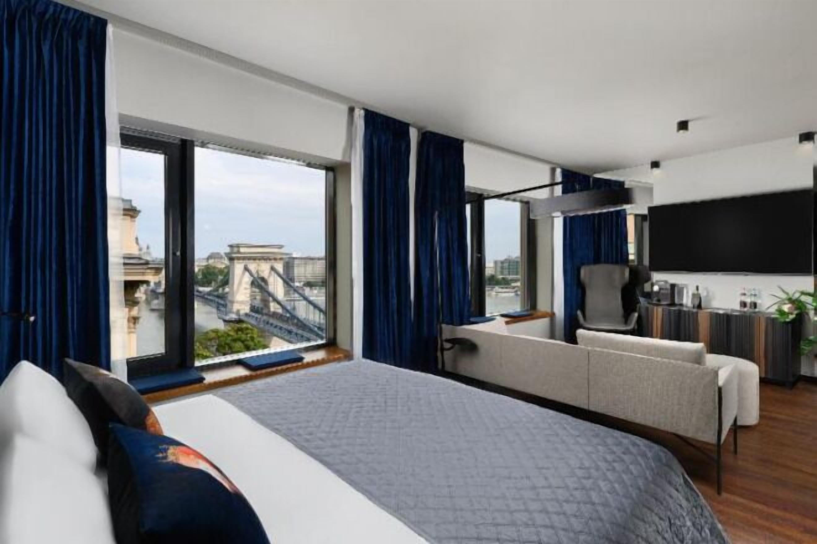 Ropa de cama de alta calidad, minibar, caja fuerte y cortinas opacas