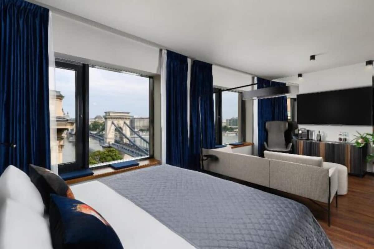 Sengetøy av topp kvalitet, minibar, safe på rommet og blendingsgardiner